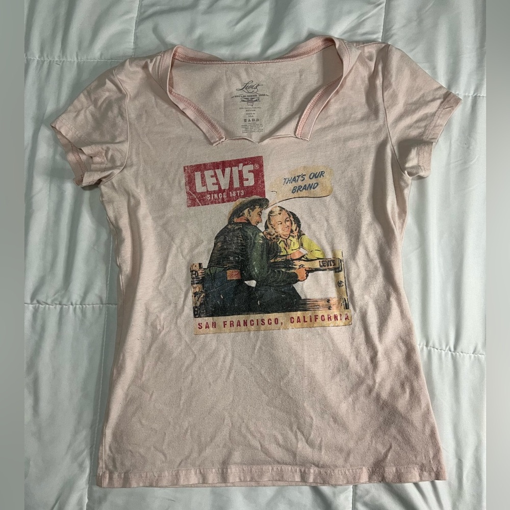 Vintage Women’s Levi’s Pink T-shirt Size Medium